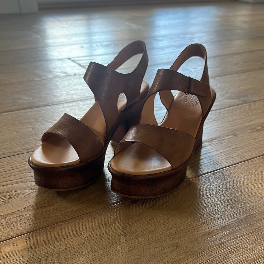 Kork-Ease Brown Platform Shoes with Cross-Strap Design